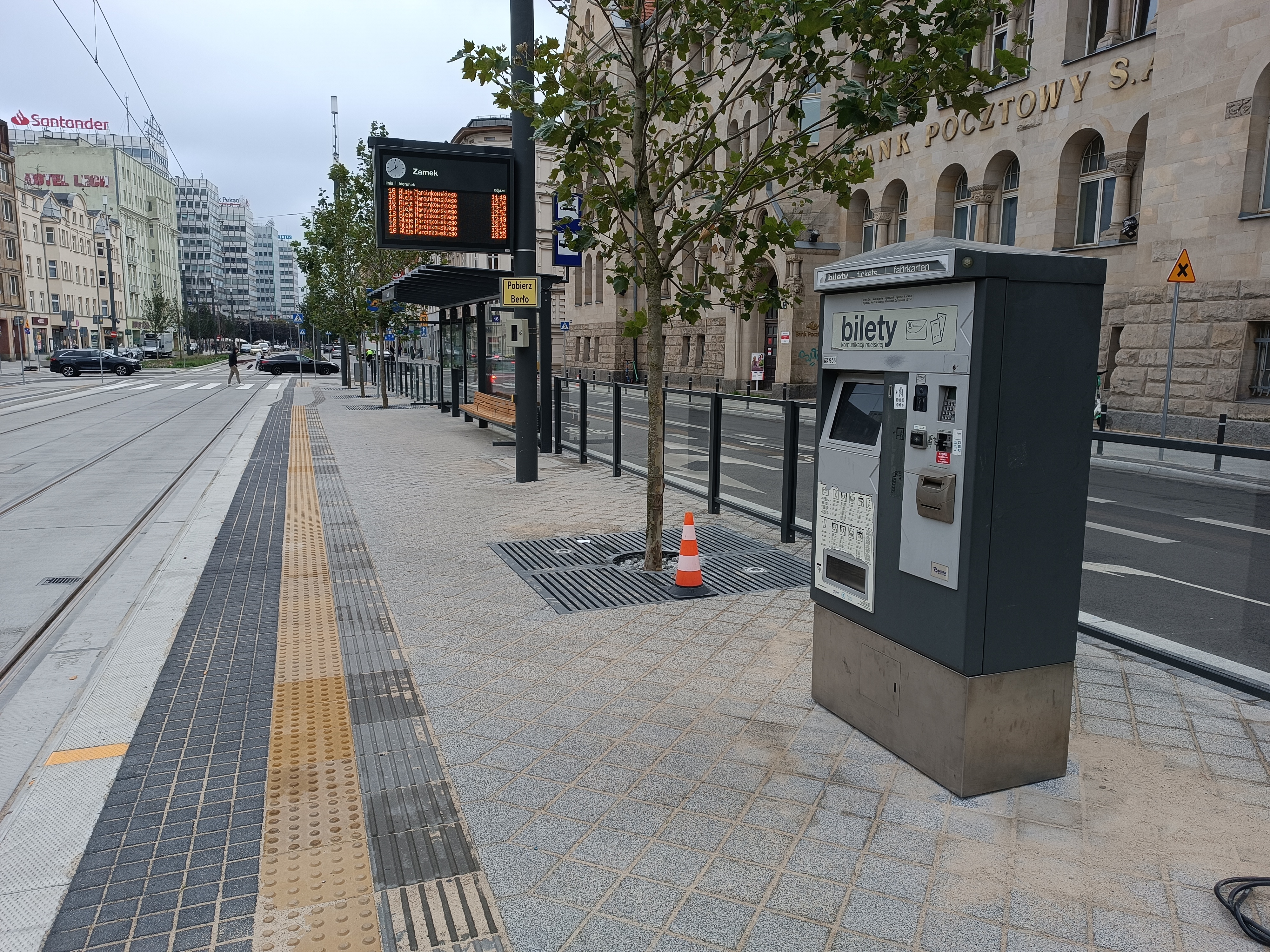 Pasażerowie mogą już korzystać z biletomatu stacjonarnego przy przystanku tramwajowym Zamek 