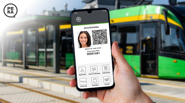 Widok smartfona z panelem Aplikacji PEKA na tle tramwaju6