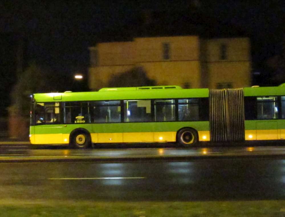 Nocna linia autobusowa nr 242 połączy lotnisko z dworcem kolejowym Poznań Główny. Także linia nr 240 zostanie wydłużona do Dworca Głównego
