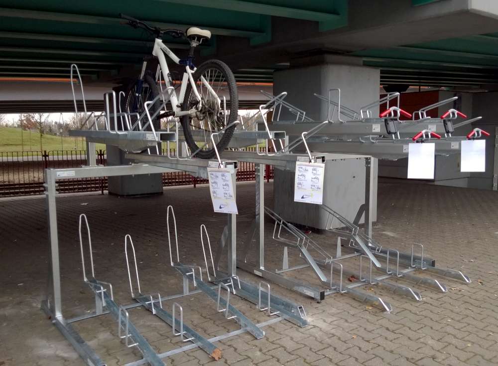 Na pętli Górczyn zamontowano dwupoziomowe stojaki rowerowe. Trwa pilotaż nowego rozwiązania. Zachęcamy do wypełnienia ankiety!