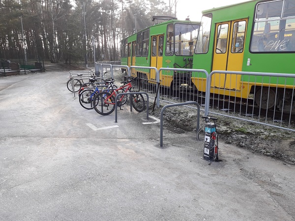 Kolejne stojaki rowerowe przy przystankach komunikacji miejskiej 