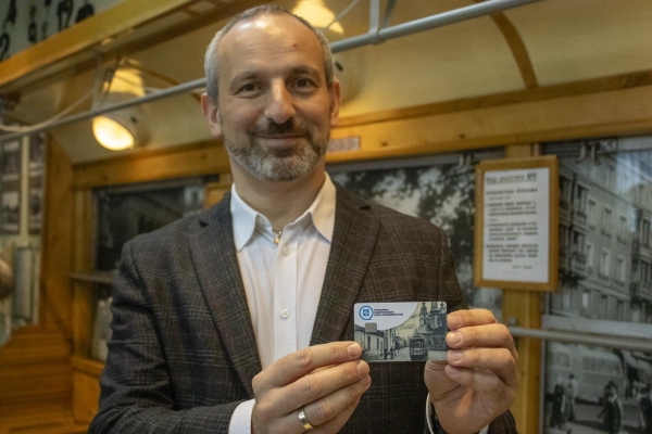 Jan Gosiewski prezentuje karte PEKA wydana z okazji 125 lecia tramwaju elektrycznego w Poznaniu