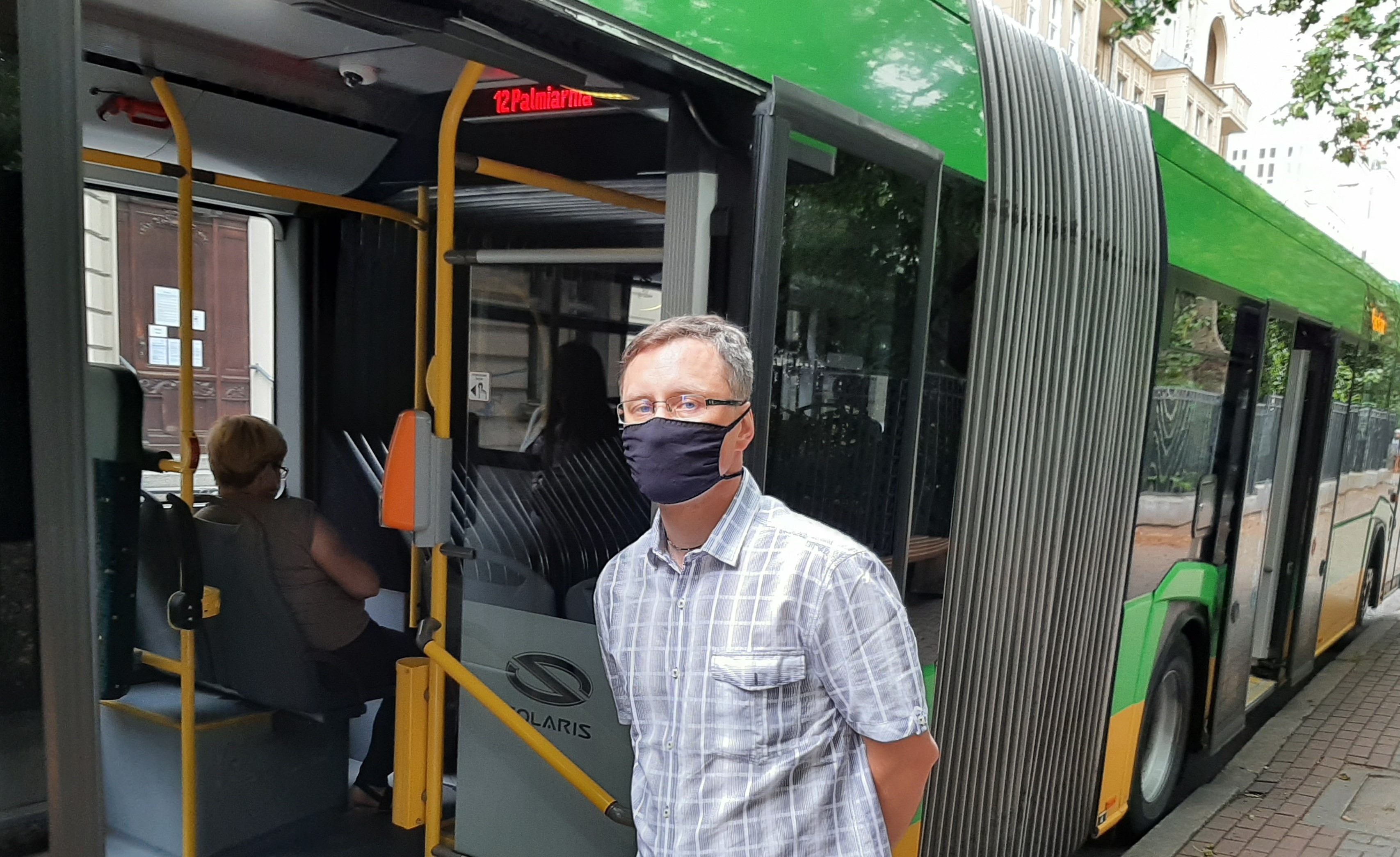 „Akcja maseczka” – kontrolerzy ZTM wspólnie z Policją przypominali o obowiązku zasłaniania ust i nosa w tramwajach i autobusach 