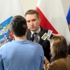 Mariusz Wiśniewski udziela wywiadu mediom