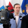 Tomasz Łapszewicz podczas rozmowy z dziennikarzami
