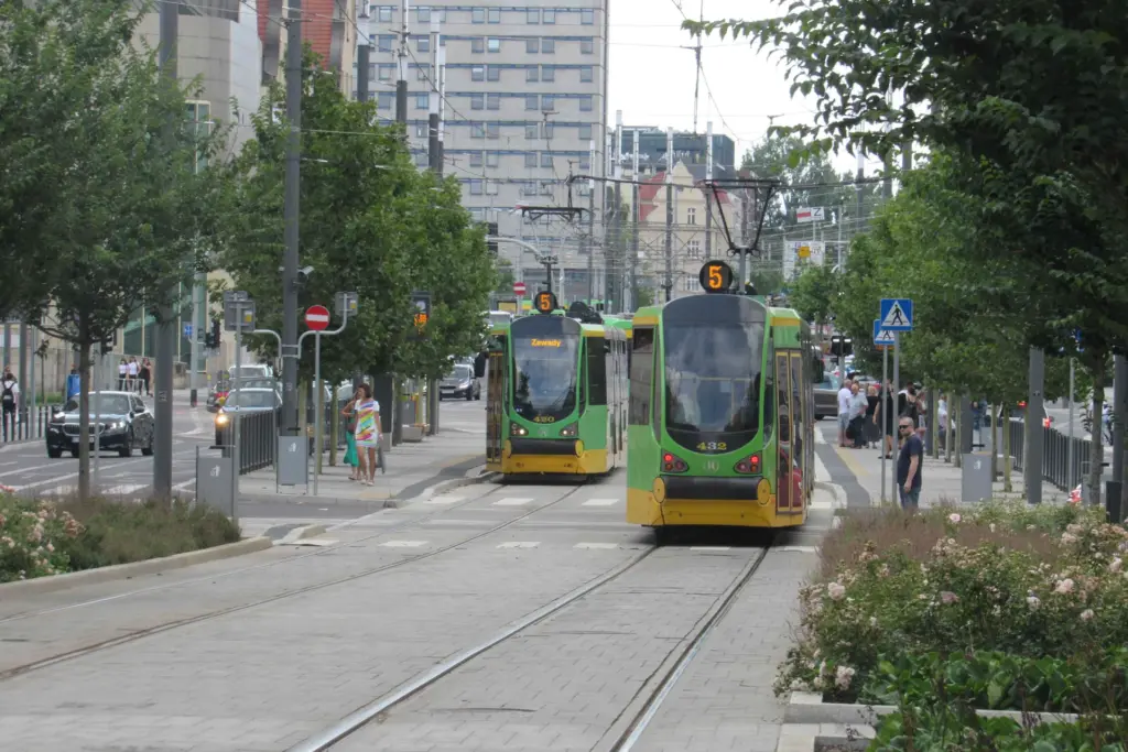 tramwaje linii nr 5 na ulicy Św. Marcin