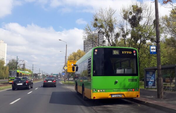 Autobus na linii numer 184 na ulicy Zamenhofa