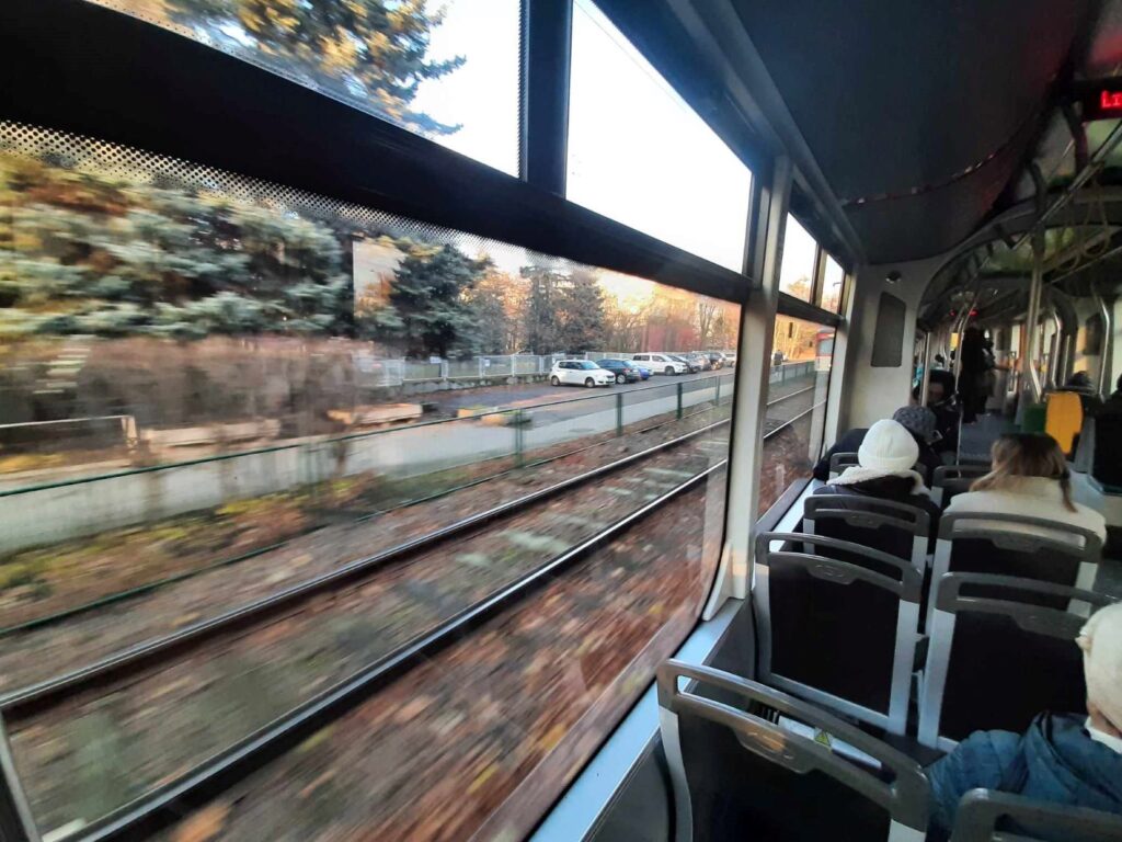 wnętrze tramwaju