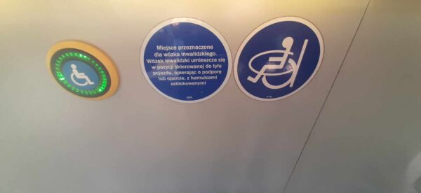 oznaczenia wewnątrz autobusów