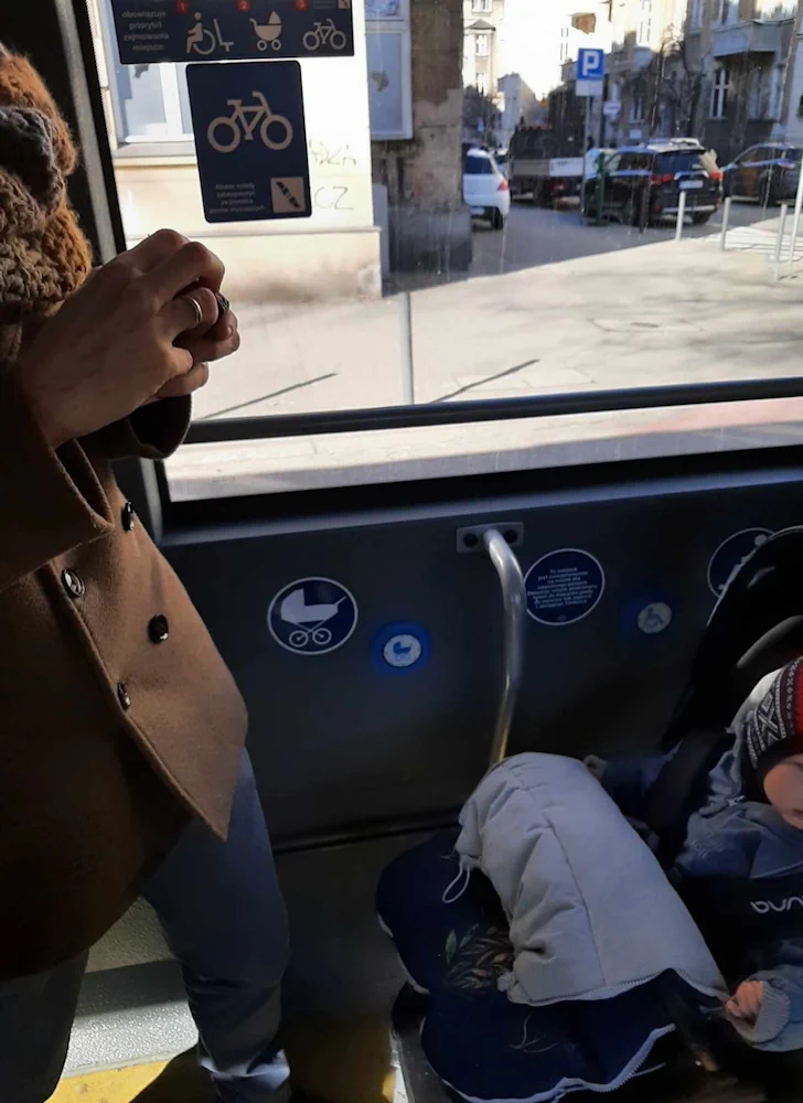 Osoba z wózkiem dziecięcym we wnętrzu pojazdu